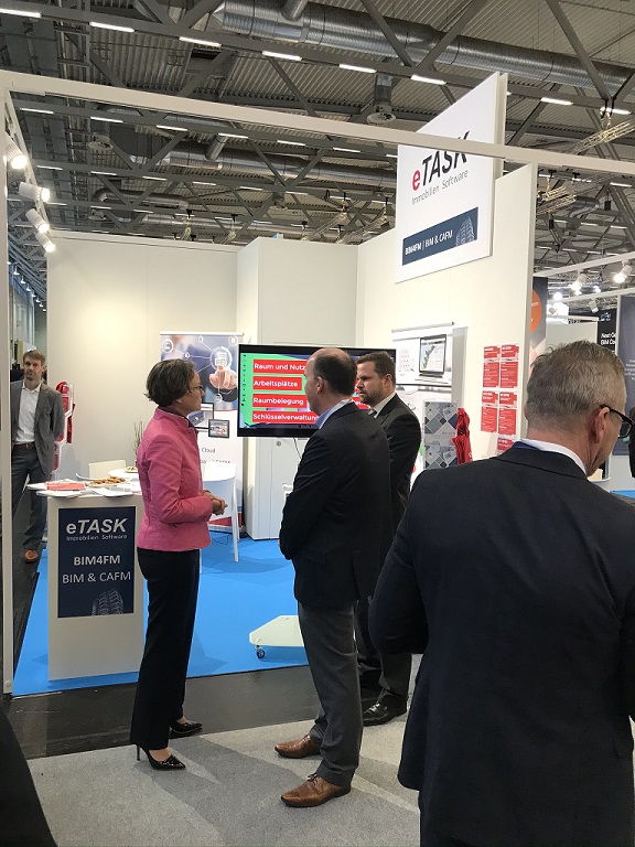 Ina Scharrenbach besucht eTASK Stand auf der digitalBAU